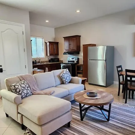 Spacious 1 Bed Adu In Encino, Home Away From Home